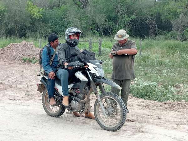 Comitiva judicial retenida en camino privado en el Chaco - Noticias del Chaco - ABC Color