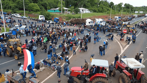 Cañicultores mantienen bloqueos pese a diálogo con Petropar - Noticiero Paraguay