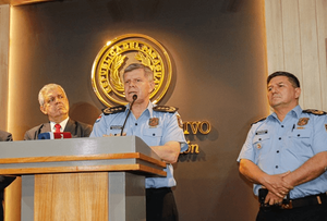 Millonario contrato policial salpicado por documentos falsos - Noticiero Paraguay