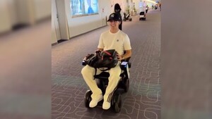 Galarza jugó con una silla de ruedas inteligente en aeropuerto de Japón y le criticaron