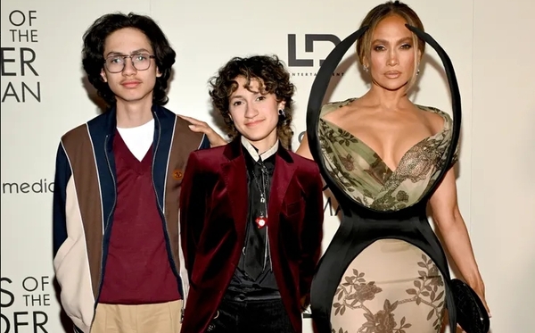 Popular / Hijos de JLo sorprenden con su imagen en alfombra roja: "Se paracen a su papá"