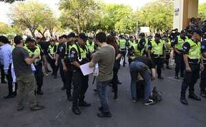 Oposición logra aprobar pedido de informes sobre operativo policial en marcha de la Generación Z tras salvataje a Riera y al Comandante  - Política - ABC Color