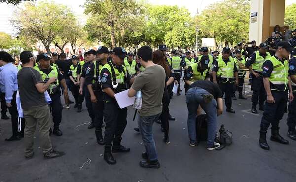 Oposición logra aprobar pedido de informes sobre operativo policial en marcha de la Generación Z tras salvataje a Riera y al Comandante  - Política - ABC Color