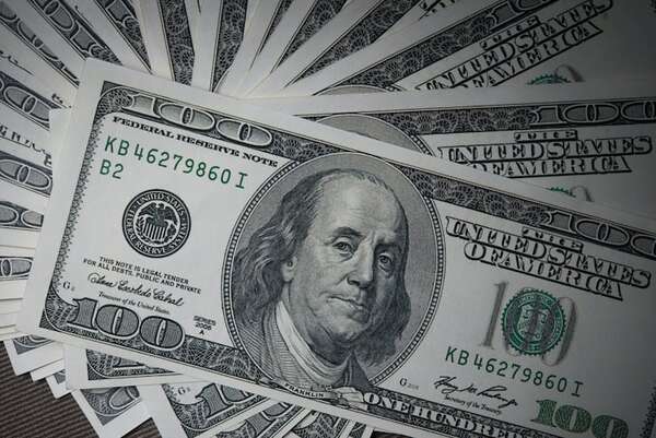 Cotización del dólar sigue bajando y hoy cerró por debajo de G. 7.000 - Economía - ABC Color