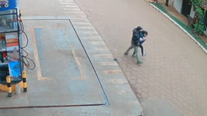 Hombre agrede brutalmente a su pareja en plena vía pública de Concepción
