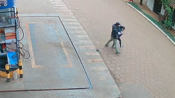 Hombre agrede brutalmente a su pareja en plena vía pública de Concepción