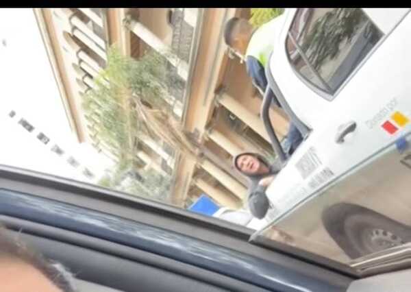 Popular / (VIDEO)Detenido lanzó serenata pero le faltó abogado