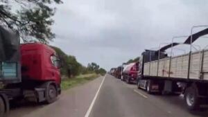 700 camioneros paraguayos están varados en Bolivia