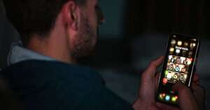 La Nación / Afganistán restringe el acceso a redes sociales desde celulares