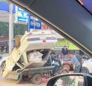 Popular / (VIDEO)Motocarro llevó feroz vehículo y fue viral