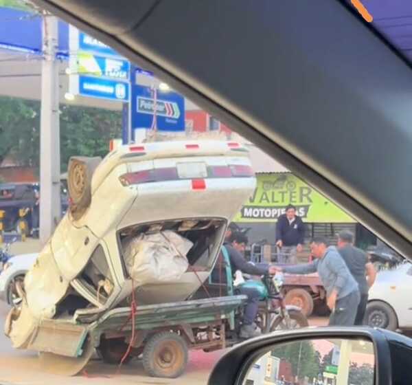 Popular / (VIDEO)Motocarro llevó feroz vehículo y fue viral