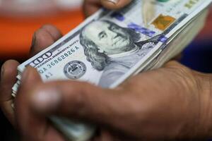 Estiman que el dólar podría cotizar a G. 7.100 para fin de año