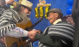 Francisco Russo le cantó a los 111 años de Don Virgilio Dávalos - OviedoPress