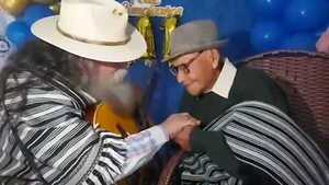 Video: Ex combatiente recibe una emotiva serenata por sus 111 años