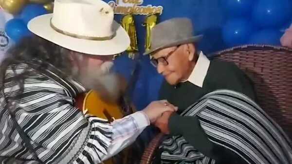 Video: Ex combatiente recibe una emotiva serenata por sus 111 años