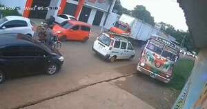 Diario HOY | Bus realizó imprudente maniobra y se adelantó por la vereda contraria