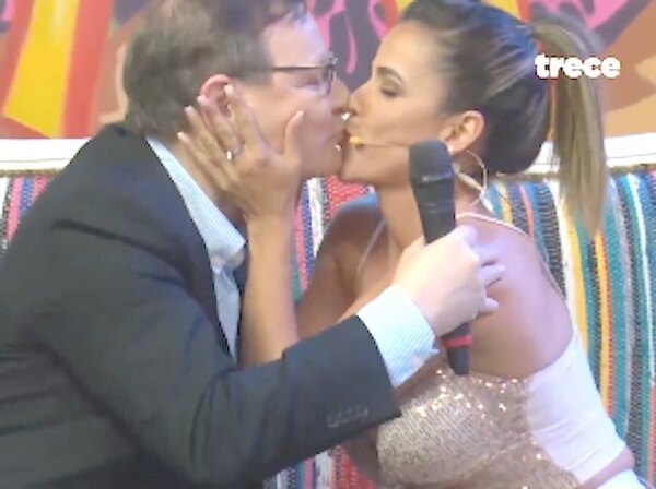 Popular / (VIDEO) ¡Un beso que le costó el triple a Carlos Martini!