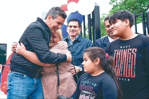 Peña entrega viviendas sociales Areguá y defiende su gestión