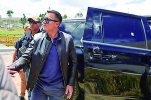Presidente de Ecuador ileso tras ataque armado contra su vehículo