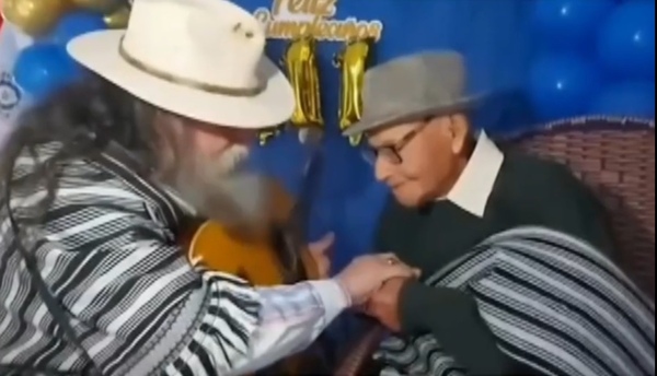 Excombatiente recibe una emotiva serenata por sus 111 años - Concepción al Día
