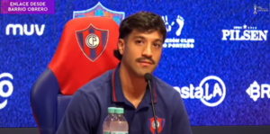 Versus / Fabricio Domínguez: "Paraguay es un fútbol hermoso, un fútbol loco"