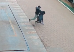  Brutal agresión en la vía pública: mujer fue atacada a golpes por su expareja  | Unicanal
