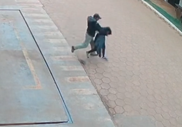 Brutal agresión en la vía pública: mujer fue atacada a golpes por su expareja | Unicanal