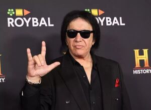 Popular / ¡Cantante de "Kiss" se desmayó y chocó!