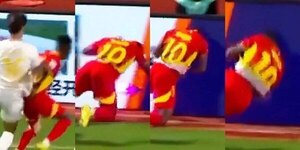 Versus / Un futbolista se rompe el cuello tras chocar contra valla publicitaria