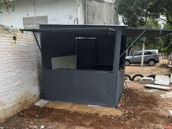 Barrio Jara: Denuncian construcción irregular de casilla sobre vía férrea - Nacionales - ABC Color