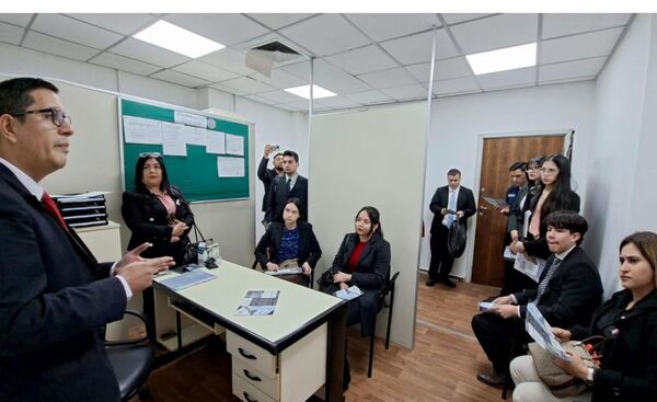 Estudiantes de la UPAP realizaron visita guiada al Palacio de Justicia de Asunción