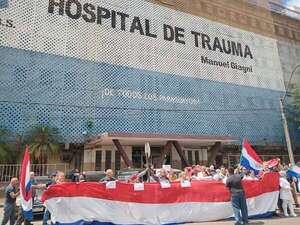 AUDIO: Funcionarios de Trauma se movilizaron frente al hospital: esto reclaman - Periodísticamente - ABC Color