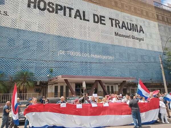 AUDIO: Funcionarios de Trauma se movilizaron frente al hospital: esto reclaman - Periodísticamente - ABC Color