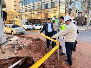 ANDE coloca vallado para evitar que otra persona caiga a pozo que seguirá abierto - Nacionales - ABC Color