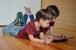 Exceso de pantalla aumenta problemas de memoria en niños y adolescentes, afirma profesional - trece