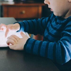 Exceso de pantalla afecta a la salud mental de niños y adolescentes, advierte profesional | Unicanal