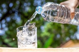 Diputados analizarán control obligatorio del agua embotellada en Paraguay