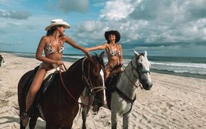 Popular / (VIDEO) Nicole Huber hizo arder las redes montando a caballo en bikini