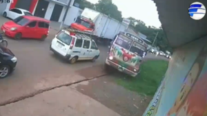 Video: Captan a un colectivero imprudente al circular en contramano y por la vereda