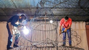 Montaje de Navidad del Este avanza con un renovado Papá Noel gigante