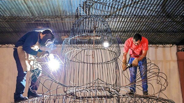 Montaje de Navidad del Este avanza con un renovado Papá Noel gigante