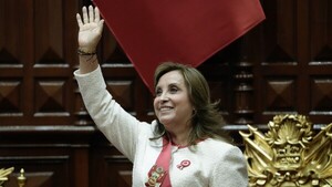Boluarte acepta su destitución y abandona palacio presidencial sin destino conocido
