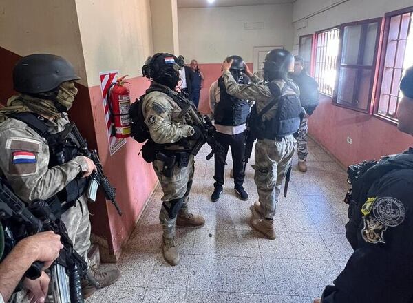Video: trasladaron vía aérea al hijo de “Lalo” desde el Cereso a la cárcel de Emboscada - Policiales - ABC Color