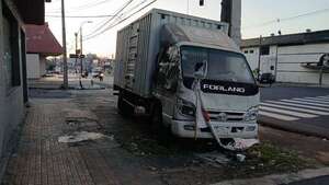 Camión abandonado permanece desde hace años en avenida Eusebio Ayala - Nacionales - ABC Color