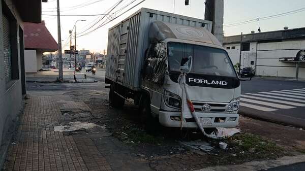 Camión abandonado permanece desde hace años en avenida Eusebio Ayala - Nacionales - ABC Color