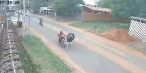 Vaca embiste a motociclista en un insólito accidente en San Lorenzo