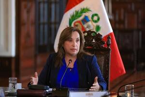 Por “incapacidad moral”, destituyen a la presidenta de Perú - trece