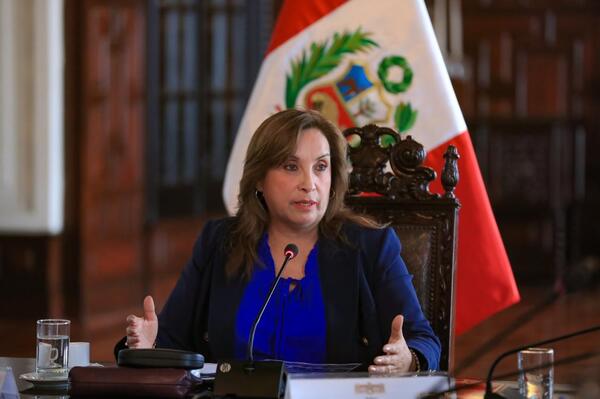 Por “incapacidad moral”, destituyen a la presidenta de Perú - trece