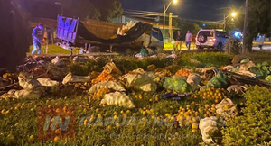 CAMIÓN CARGADO CON FRUTAS TERMINÓ EN UNA PLAZA DE CNEL. BOGADO 