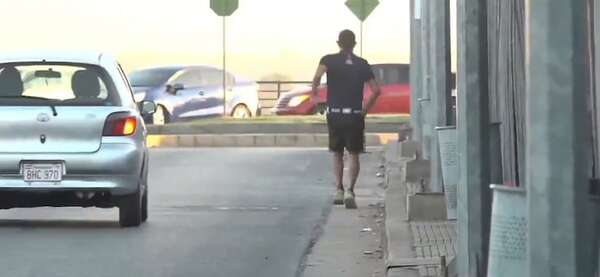 Vallados en vereda de la Costanera ponen en riesgo a los transeúntes - Nacionales - ABC Color